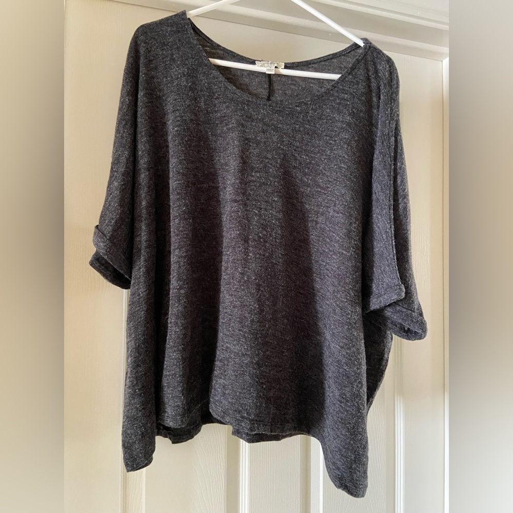 Umgee Woman’s oversized charcoal gray shortsleeved top size Small